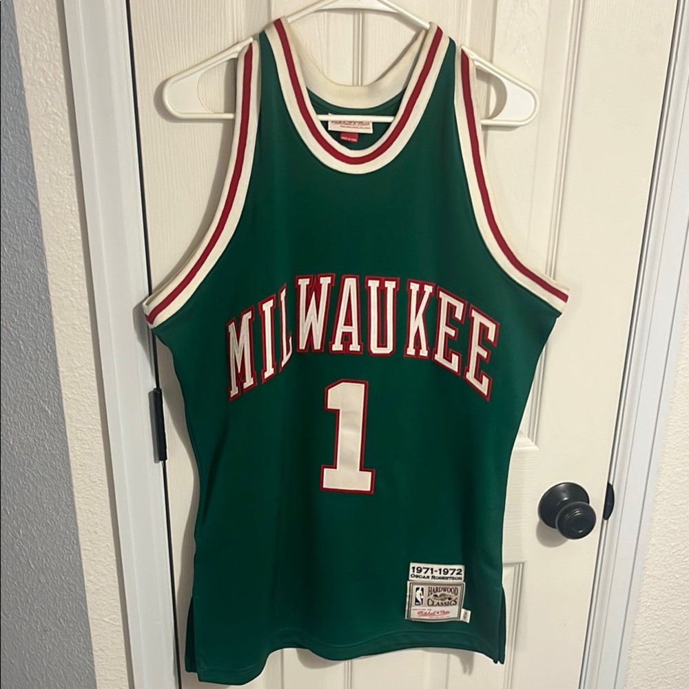 Mitchell & Ness Oscar Robertson Milwaukee Bucks jersey 1971-1972